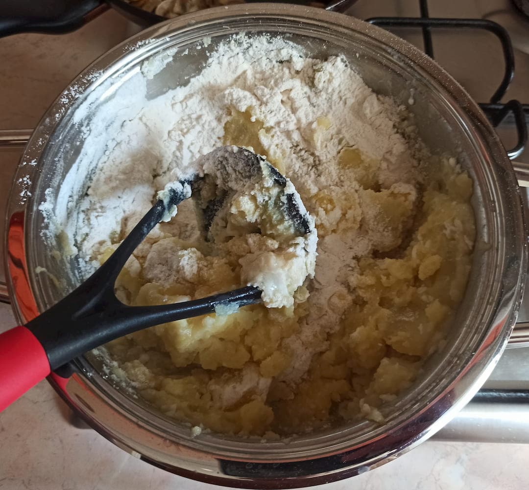 Смешивание муки, яиц, картофеля