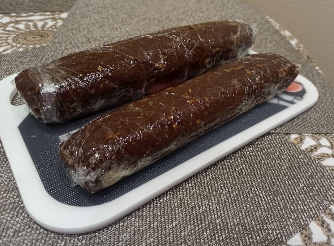 Две колбасы в плёнке сбоку
