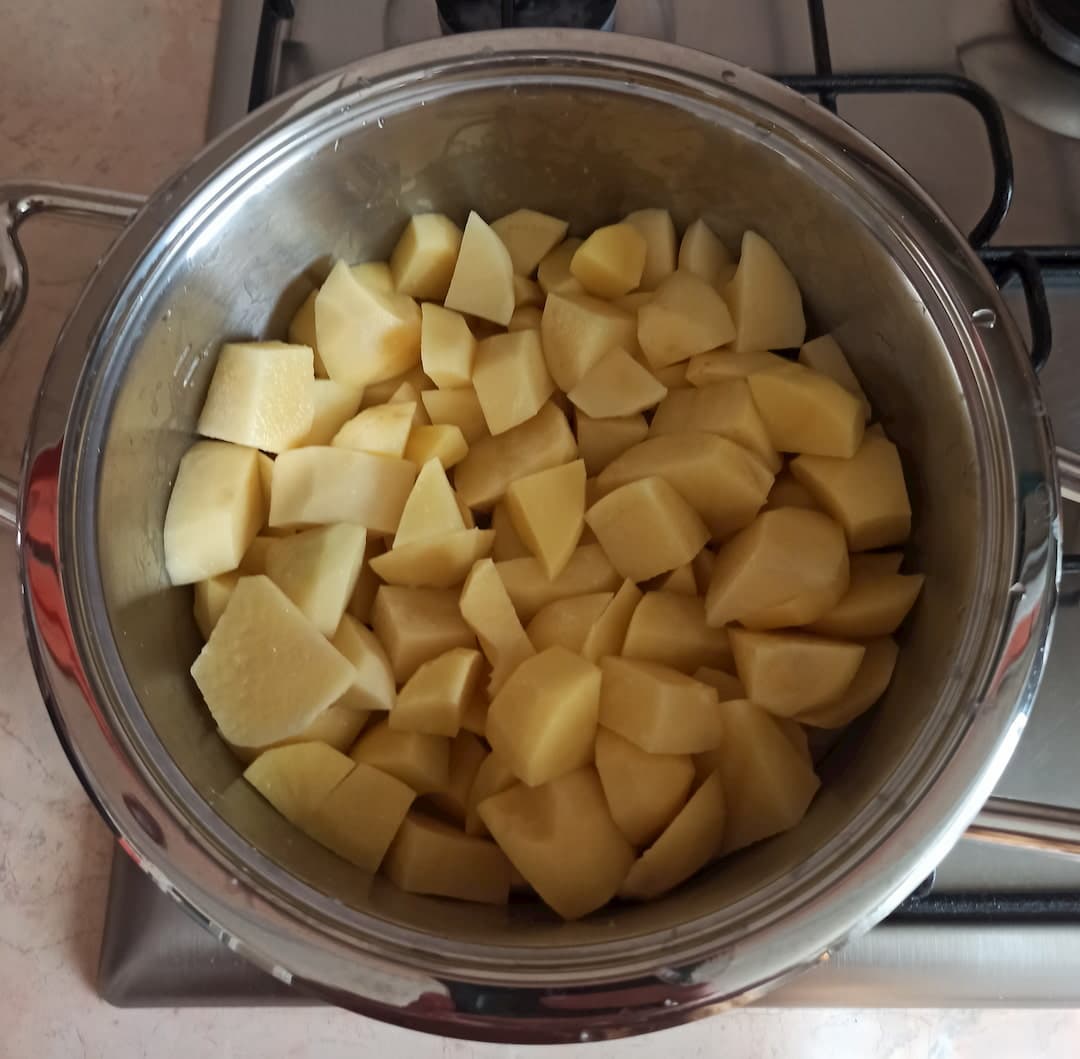 Картофель в кастрюле