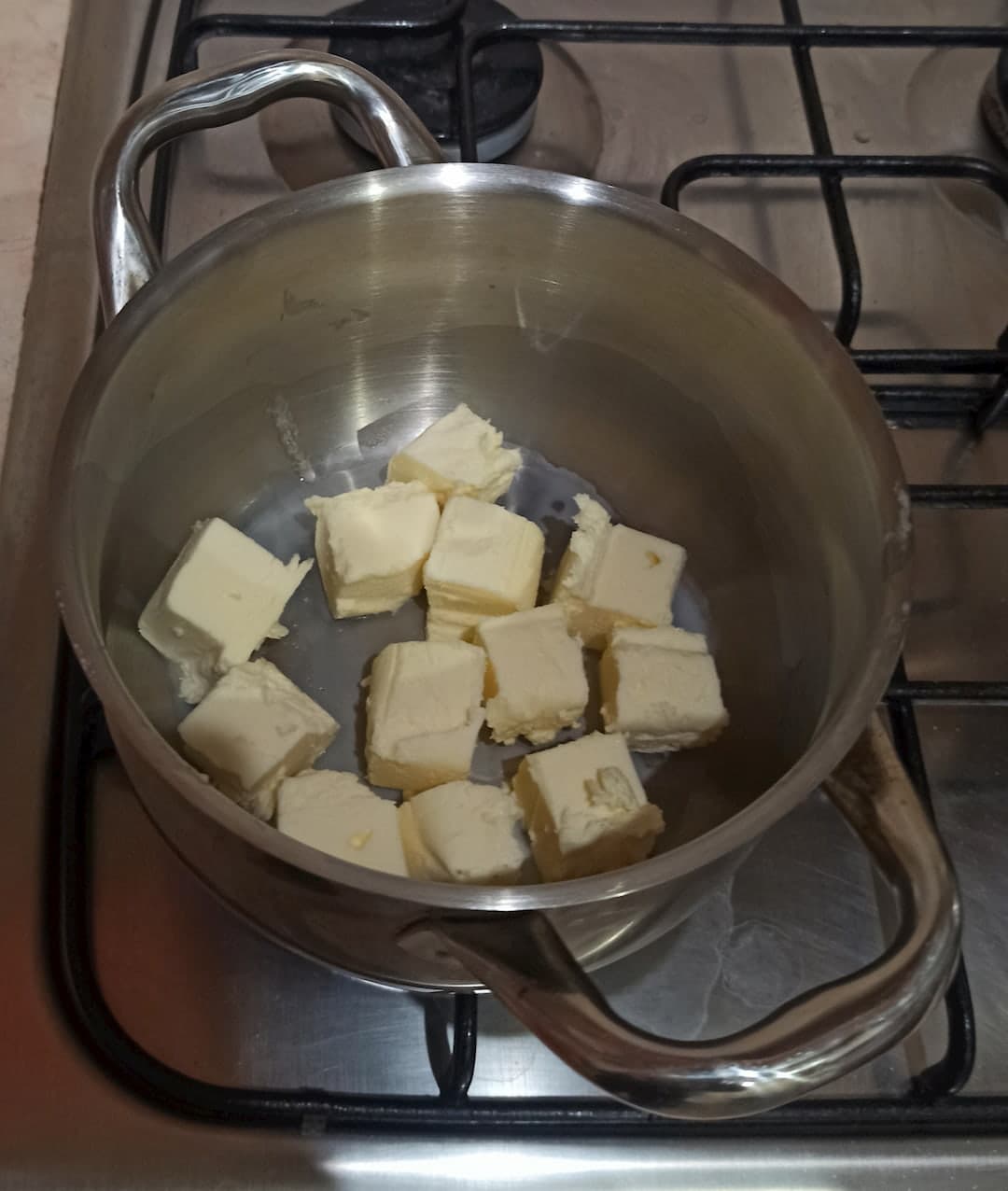 Порезанное масло в кастрюле