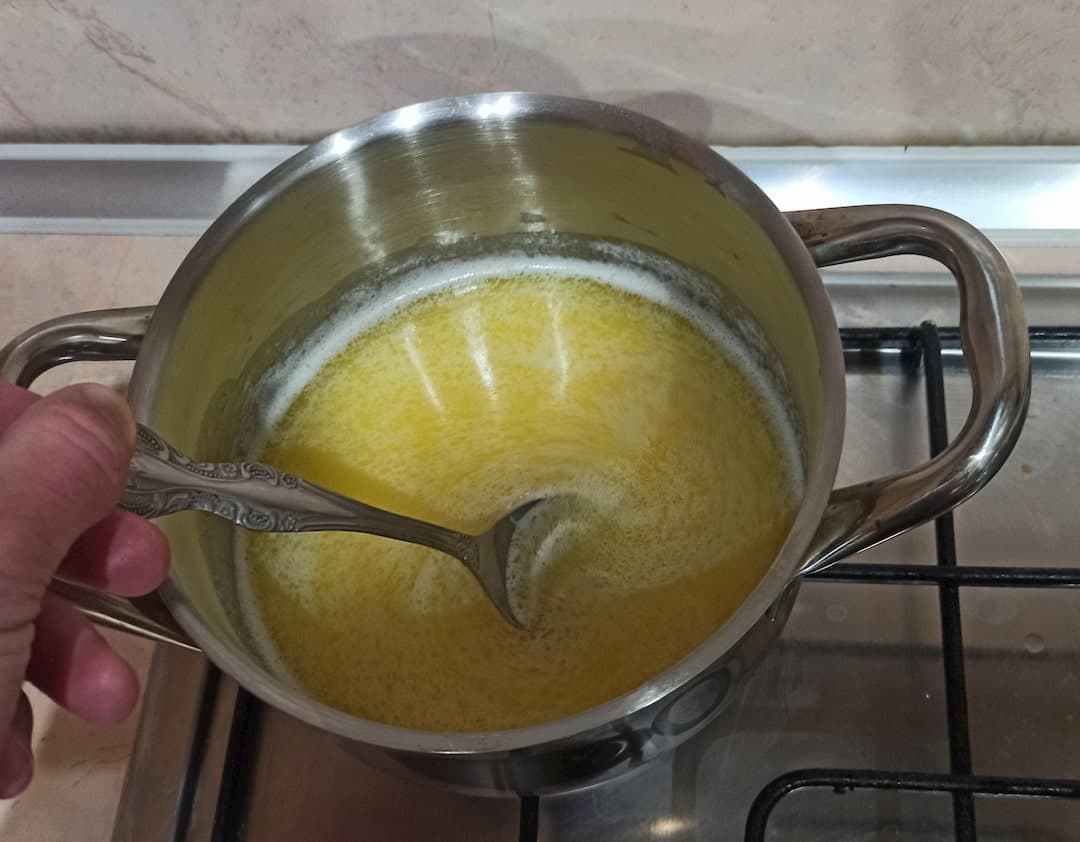 Молоко, сахар, масло в кастрюле