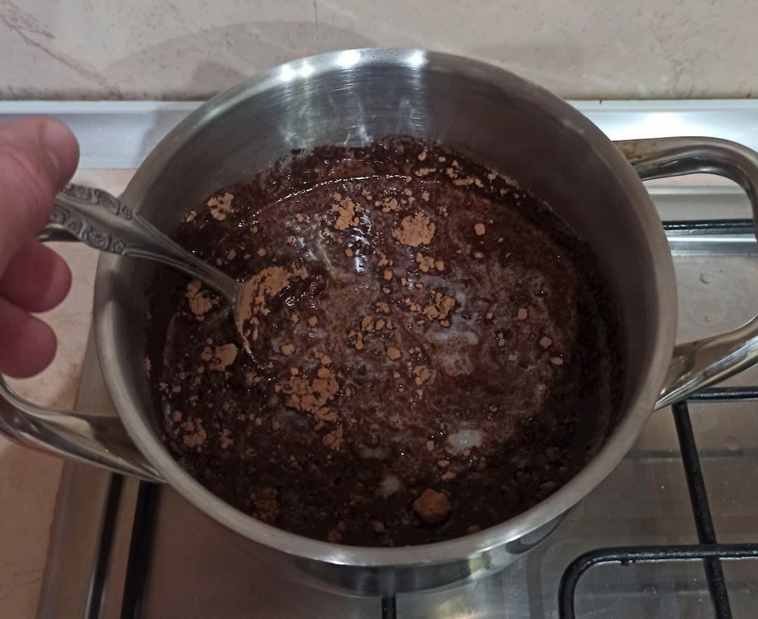 Молоко, сахар, какао, масло в кастрюле