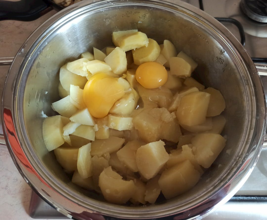 Яйца, разбитые в картофель