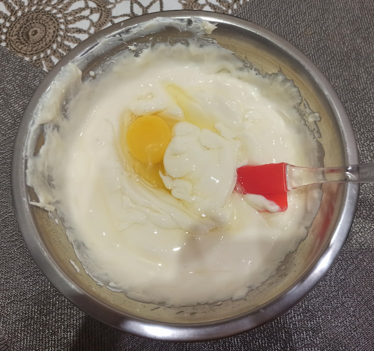 Ванилин, сыр, яйца, сливки в миске